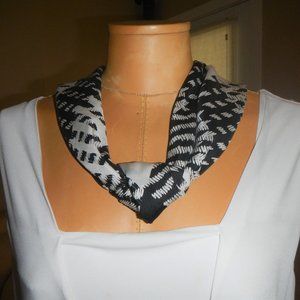 Doncaster Houndstooth Scarf